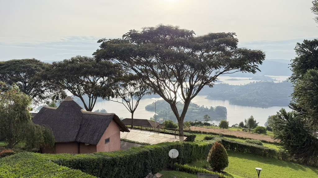 Sunset over the islands of Lake Bunyonyi 🌅

One of the most breathtaking landscapes in Uganda, calm waters, dozens of islands, and the beautiful hills of the Kigezi Highlands.
Explore East Africa with <a href="/tanganyikalinks/">tanganyikalinkstours</a> 
📲 +25776119310

#lakebunyonyi #Visituganda #landscape