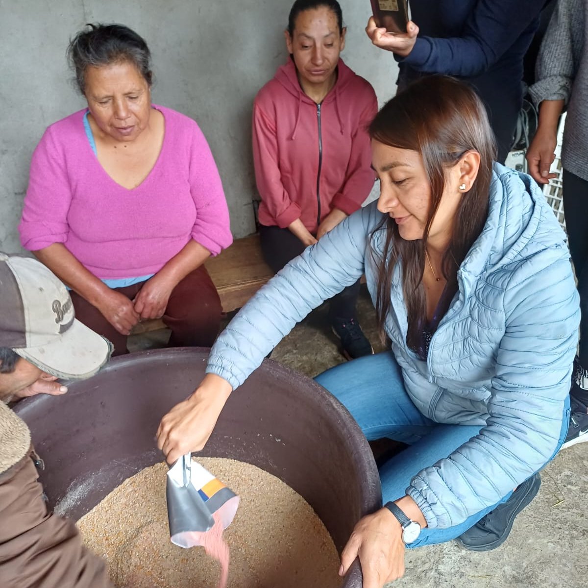 Agricultura_CZ6's tweet photo. #Azuay | Productores de la Asociación San Jacinto de #ElPan, fueron capacitados en la elaboración de bloques nutricionales para cobayos, fortaleciendo la nutrición animal y la productividad de sus granjas.

#ElNuevoEcuador https://t.co/vuS77Bvdcn