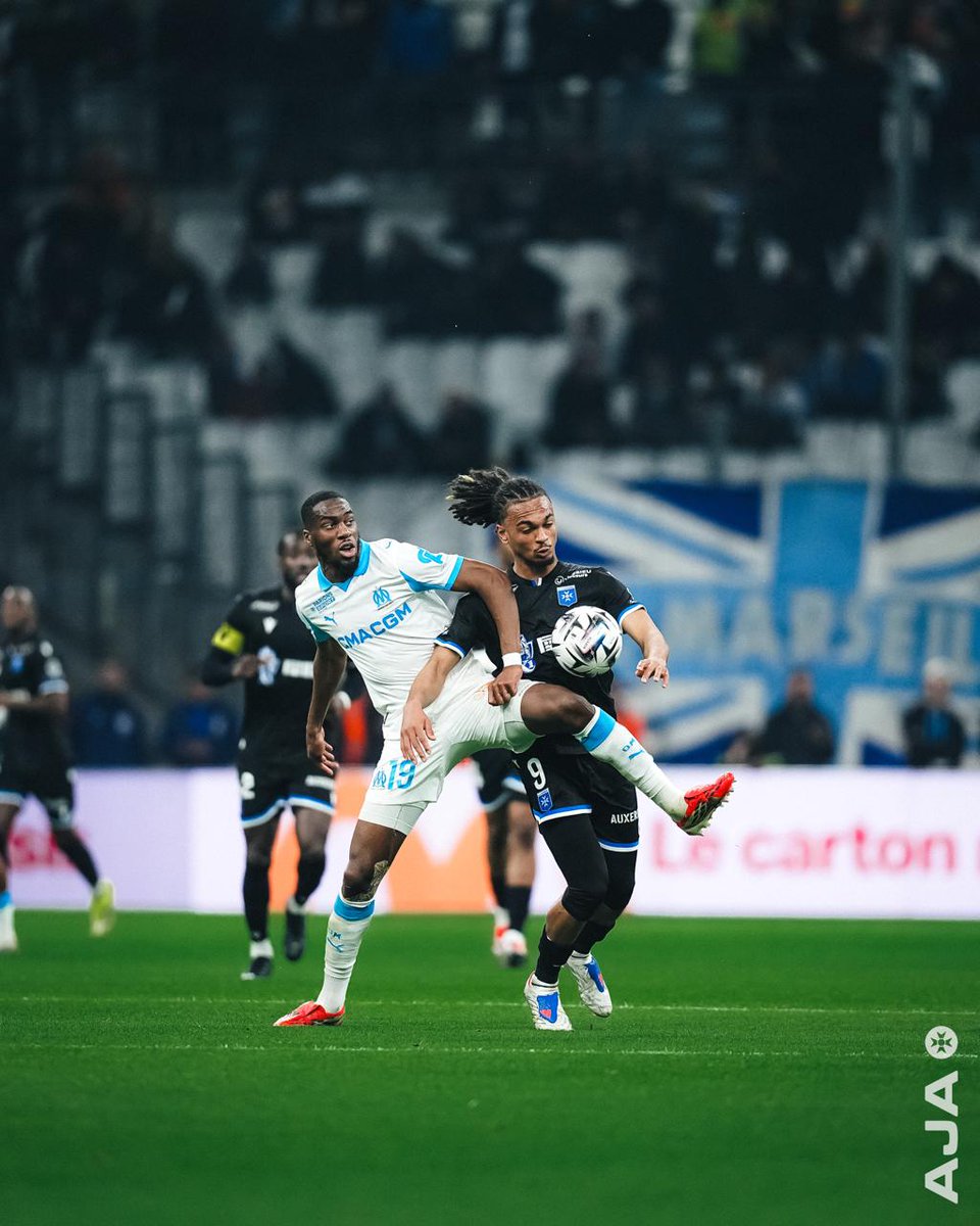 ⏱️ 52' Le Vélodrome s'est réveillé mais nos Auxerrois sont toujours costauds dans les duels ⚔️#TeamAJA #OMAJA (0-0) pic.