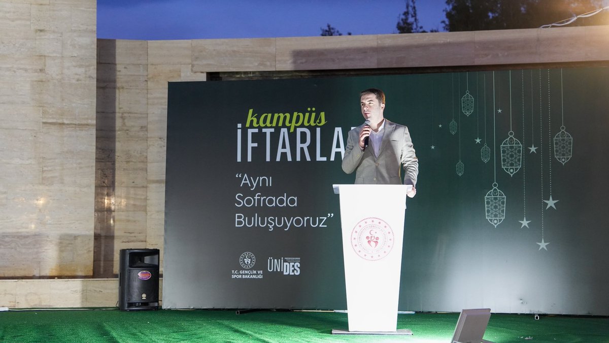 GSB_Antalya's tweet photo. Gençlik Hizmetleri Genel Müdürümüz, Dr. Enes Efendioğlu Kampüs İftarı ve ÜNİDES Buluşması programında gençlerimizle bir araya geldi.

Ramazan’ın bereketi aynı sofrada paylaşılırken, öğrenci topluluklarımızın projeleri değerlendirildi. 

📍Akdeniz Üniversitesi https://t.co/AqvurxBTyG