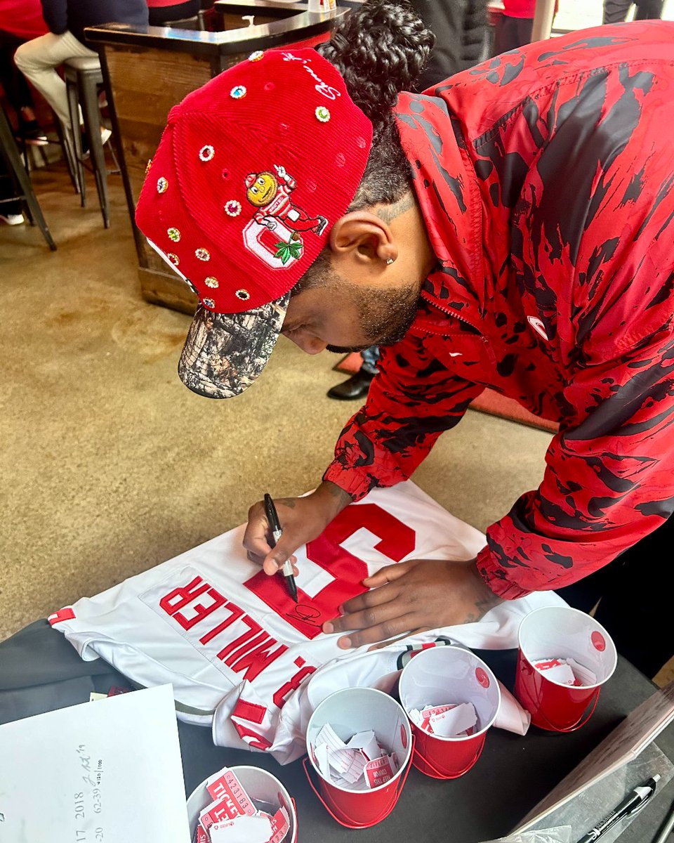 UrbansPintHouse's tweet photo. From #5 on the field to 5 years of giving back. 
Urban Meyer's Pint House is proud to support @BraxtonMiller5 and The Braxton Miller Foundation for their incredible work to create opportunities for the next generation through STEM, sports &amp; mentorship. ➡️ https://t.co/ZHRihXiCgQ https://t.co/U4phbzgIDL