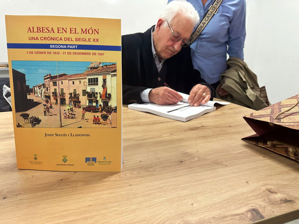 marcsolanes's tweet photo. Una sort per #Albesa tenir Josep Segués i un plaer per la Diputació de Lleida col·laborar-hi. Avui s'ha presentat el segon volum de la seva història del poble! https://t.co/XLMrICjpeE