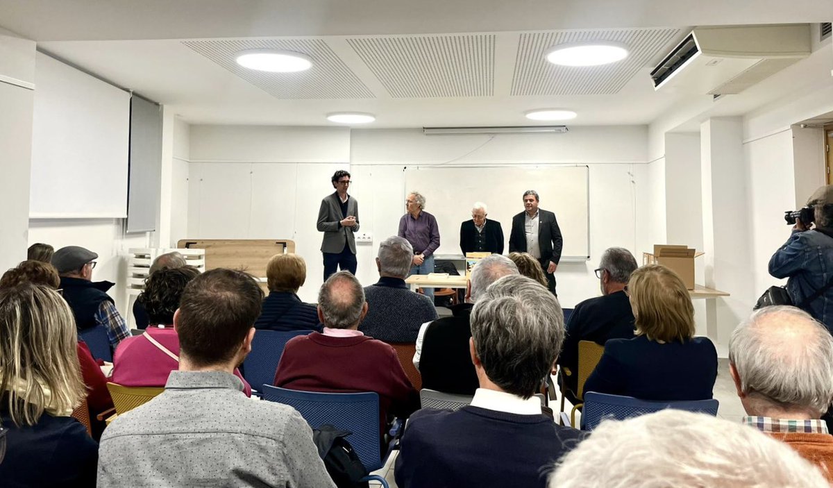marcsolanes's tweet photo. Una sort per #Albesa tenir Josep Segués i un plaer per la Diputació de Lleida col·laborar-hi. Avui s'ha presentat el segon volum de la seva història del poble! https://t.co/XLMrICjpeE