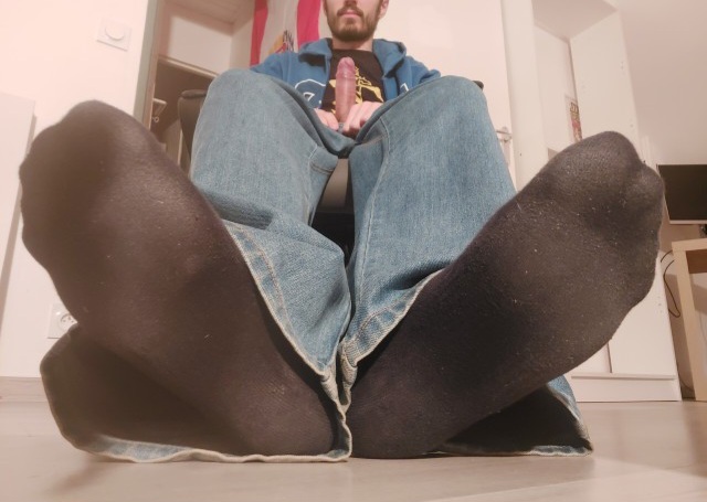 Feetkiff3r's tweet photo. J'avais posté cette photo pour fêter mes 20 followers ! On est à 250 maintenant ! Cap sur les 500 maintenant ! 😈 #GayFeet #GaySocks #GayDick https://t.co/ZgkWPHjBUL