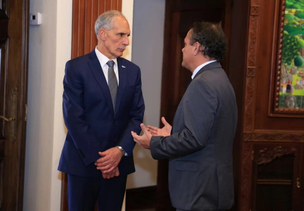 TNH2026's tweet photo. Tras reunirse con el Presidente @TitoAsfuraPHN, ejecutivos de Tigo Millicom anunciaron la construcción de 127 nuevos sitios de cobertura. Esta expansión llevará señal por primera vez a más de 350 mil ciudadanos.
​¡Fortaleciendo la infraestructura digital para el desarrollo 
#TNH https://t.co/SUc2ym8FC5