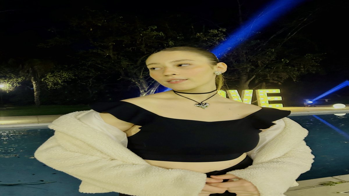 JosphineDo15391's tweet image. Moonlit mischief by the deep end ✨🌊 #AfterHoursSplash #PoolsideEnergy #NightOut