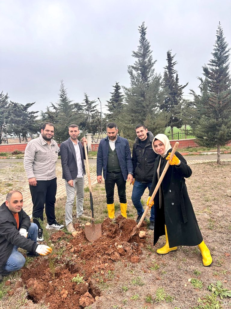 EmsavUrfa's tweet photo. Emniyet Teşkilatı Vazife Malulü ve Şehit Aileleri Vakfı (EMŞAV) Şanlıurfa İl Temsilciliği tarafından, Şehitlerimizin aziz hatırasını yaşatmak ve doğaya katkı sağlamak amacıyla şehit ailelerinin katılımıyla Şanlıurfa Şehitliğine anlamlı bir fidan dikim etkinliği gerçekleştirildi.. https://t.co/JBBeH7UdFT