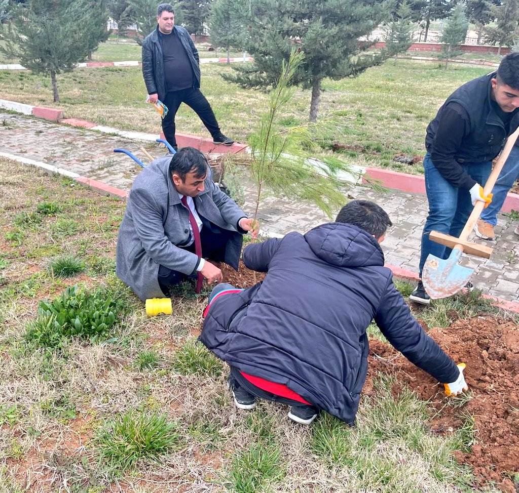 EmsavUrfa's tweet photo. Emniyet Teşkilatı Vazife Malulü ve Şehit Aileleri Vakfı (EMŞAV) Şanlıurfa İl Temsilciliği tarafından, Şehitlerimizin aziz hatırasını yaşatmak ve doğaya katkı sağlamak amacıyla şehit ailelerinin katılımıyla Şanlıurfa Şehitliğine anlamlı bir fidan dikim etkinliği gerçekleştirildi.. https://t.co/JBBeH7UdFT