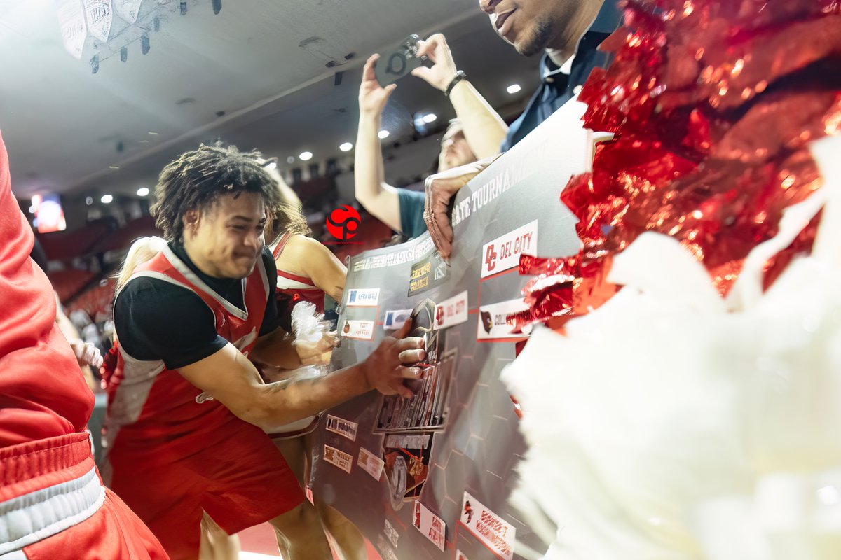 JwiggNBA's tweet photo. The Carl Albert Titans defeated cross town rival Del City 57-52 in the class 5A state semi final game to advance to the state title game. 
@JwiggNBA on the lens for @MWC_Beacon https://t.co/4l6exAFS0p