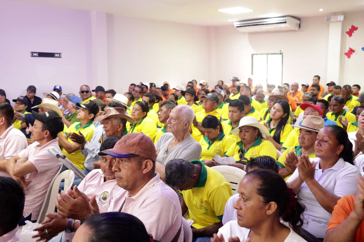 AgriculturaEc's tweet photo. #LosRios | El ministro @JuanCVegaEC participó en la capacitación sobre comercialización y vinculación comercial de maíz amarillo duro, un espacio impulsado por la Escuela de Agronegocios y Comercialización #ESAC para fortalecer las capacidades de productores y su articulación con la industria.

Durante la jornada se abordaron temas como el manejo adecuado de instrumentos de medición de peso y humedad; estrategias de comercialización; manejo del grano en cosecha y postcosecha; experiencias exitosas de comercialización asociativa y opciones de financiamiento.

#ElNuevoEcuador