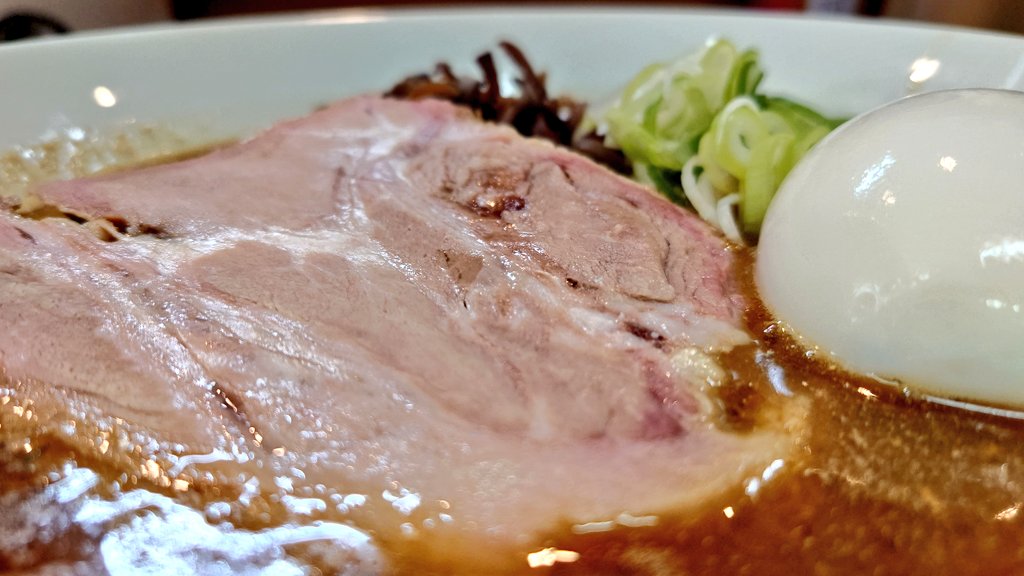KH1007td's tweet photo. 煮干中華ソバ イチカワ さん
(茨城県つくば市天久保)
塩煮干ソバ+和え玉+生卵
公式正装纏い巡礼♪休暇取り 塩煮干ソバ求め 新幹線乗車!洗練された佇まいの店内空間で頂く無双成る一杯♪独自解析により導き出した煮干と塩が織り成す旨味!…御馳走様でした。
#煮干中華ソバイチカワ
#イチカワ・ワークス https://t.co/jUIckYH65l