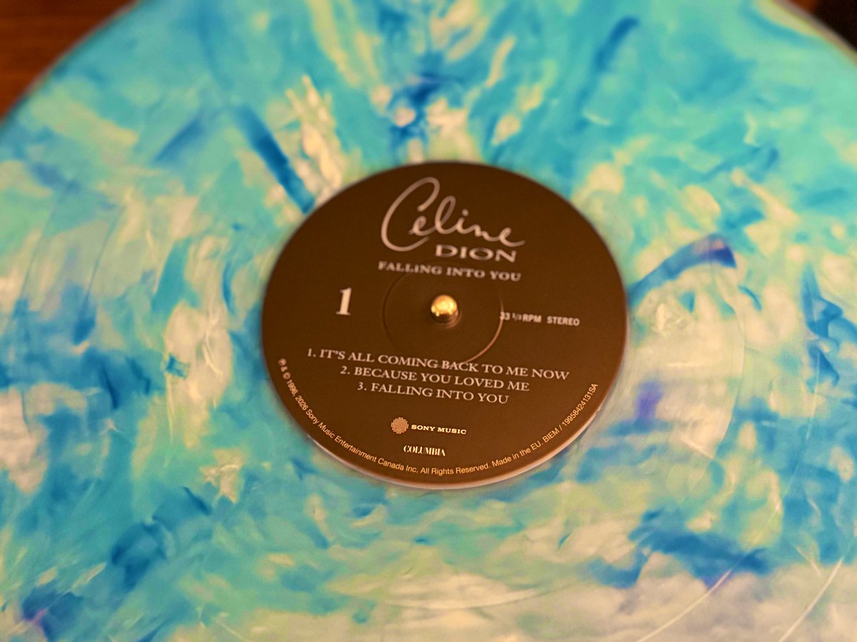 RecordCollect10's tweet photo. #NewArrival &amp; #NowPlaying @celinedion &amp; the 30th anniversary edition of her 1996 US/UK/AUS No 1 album #FallingIntoYou on beautiful blue #vinyl 

#CelineDion https://t.co/QoEJw9YCMq