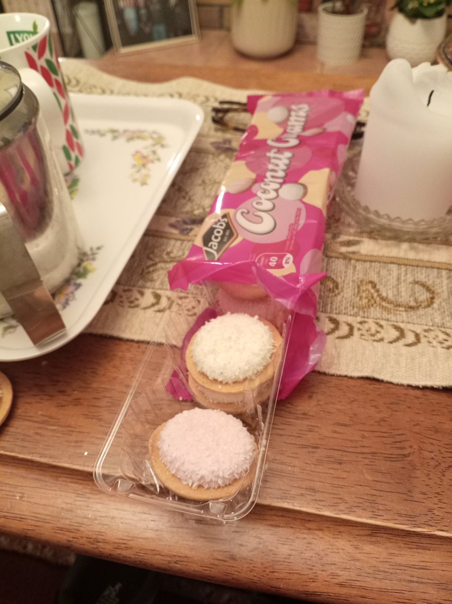 AsheMcgee's tweet photo. Even biscuits are getting smaller- when will this heartbreak end 😔😔

My Granny and I are dissappointed https://t.co/B7xZRi9w4O