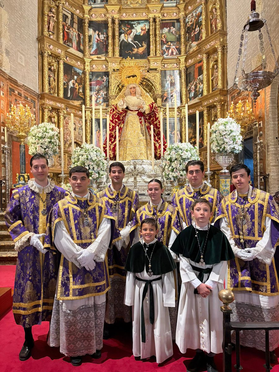 Acólitos de la <a href="/EspDeTriana/">Esperanza de Triana</a> en el 6º día de septenario en honor a Nuestra Señora de la Esperanza.