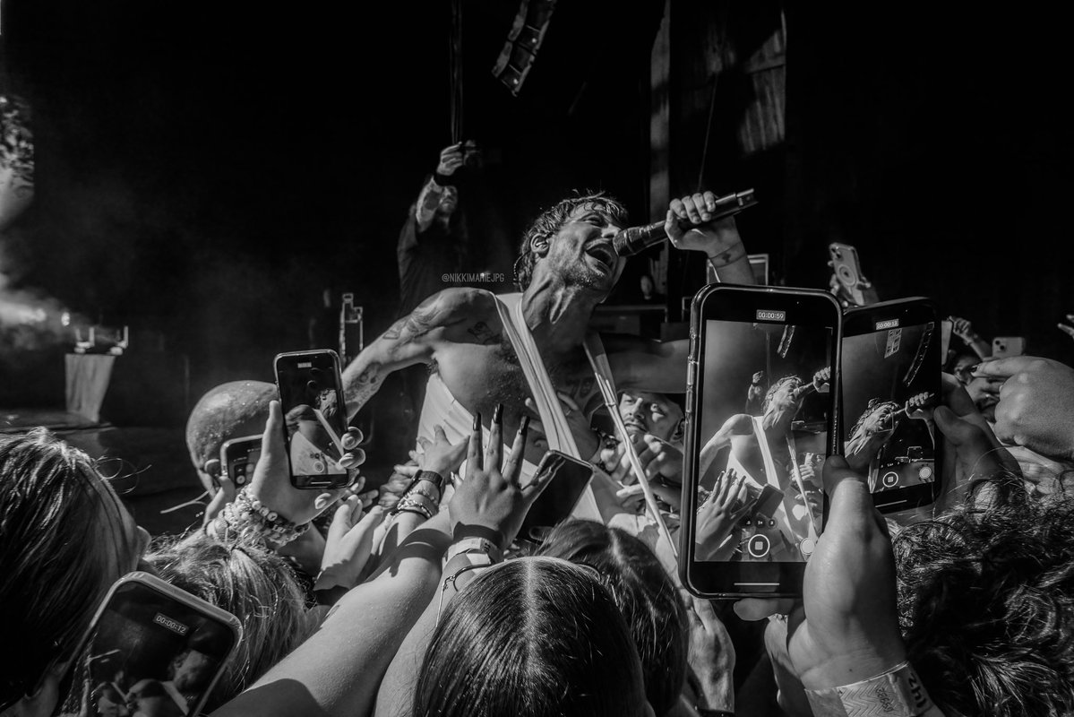 . <a href="/Louis_Tomlinson/">Louis Tomlinson</a> if you or your team needs a second 📸✨ Id love to be apart of it. I know your in the business of hiring fans into the music industry and Ive got 16 years of experience behind me👌🏻