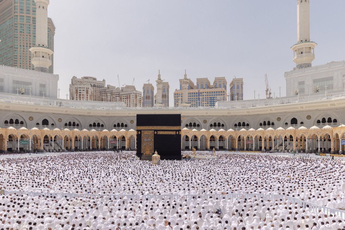 Cutooie's tweet photo. The last Friday of Ramaḍān in the Masjid al Haram. https://t.co/7wNr0Hyae7