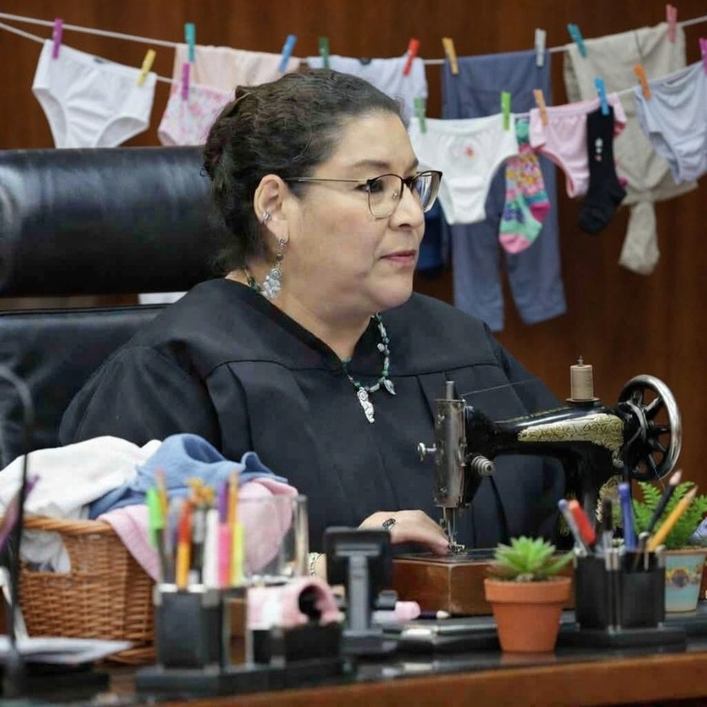 <a href="/politicomx/">Político MX</a> <a href="/rociogl36/">Rocío González #YoSoyLibre</a> <a href="/SCJN/">Suprema Corte</a> <a href="/martibatres/">Martí Batres</a> Poco le falta, ah y decir leperadas como en la veci! 😆😆😆😆