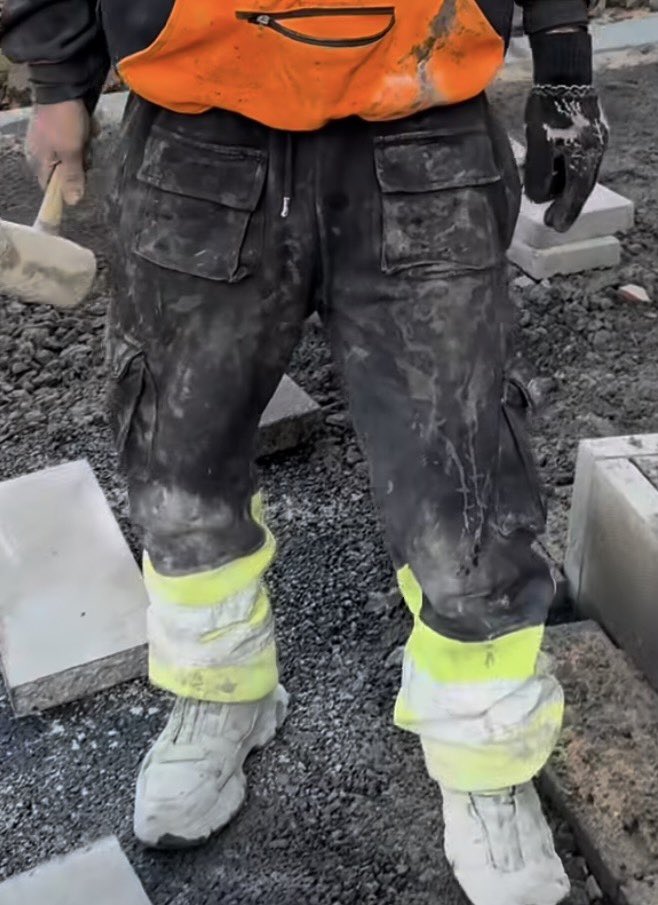 ScaffHunter's tweet photo. Dirty workie 🐽 #workie #brickie #builder #dirtybuilder #tradie #fitttadie #tradielad #groundworker #roadworker #HiVis #HiViz #bulge #builderbulge #workgear https://t.co/3j8v5TNZCp