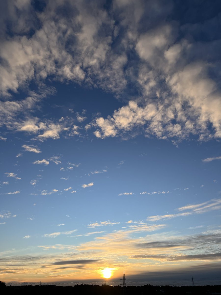 おはよう世界

#朝陽
#朝空
#太陽
#青空
#快晴
#雲
#土曜日
#弥生
#orange
#sunrise 
#GoodMorning