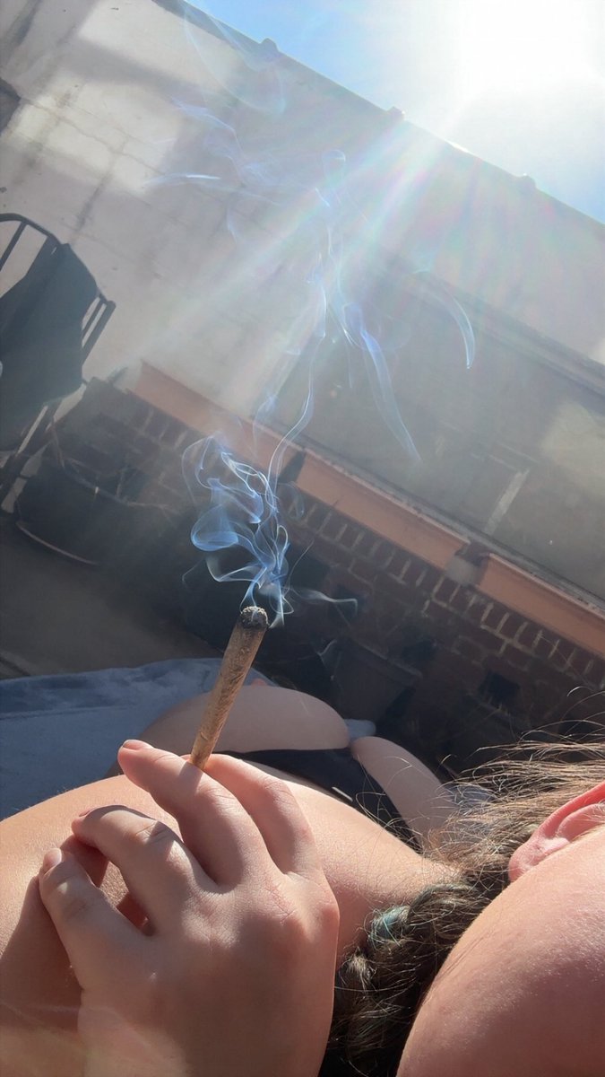 Emilymil18's tweet photo. Sun on my skin, smoke in the air… come closer if you want the full view 💨🍑 https://t.co/tre2fWxWJe https://t.co/kLZDHXKtq2