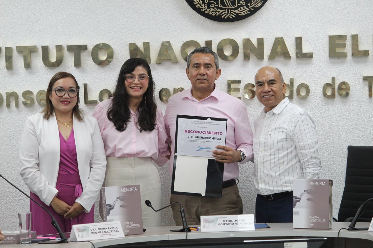 Montano_Ventura's tweet photo. 🧵 3/3 | Un legado para el futuro.

Esta memoria inmortaliza momentos históricos, como la elección de la primera presidenta de México. Siempre lo digo: "El INE es el coordinador, pero la ciudadanía es la dueña de la fiesta democrática". 💃🇲🇽

Con esta obra, el INE rinde cuentas y abre su alma al mostrar el "detrás de cámaras" de nuestra integridad electoral.

Los invito a consultar este archivo histórico para valorar el esfuerzo de miles de héroes sin capa que dan la cara por nuestro país. ¡La democracia es de todos! 📚✨

#VivamosLaDemocracia #HistoriaElectoral