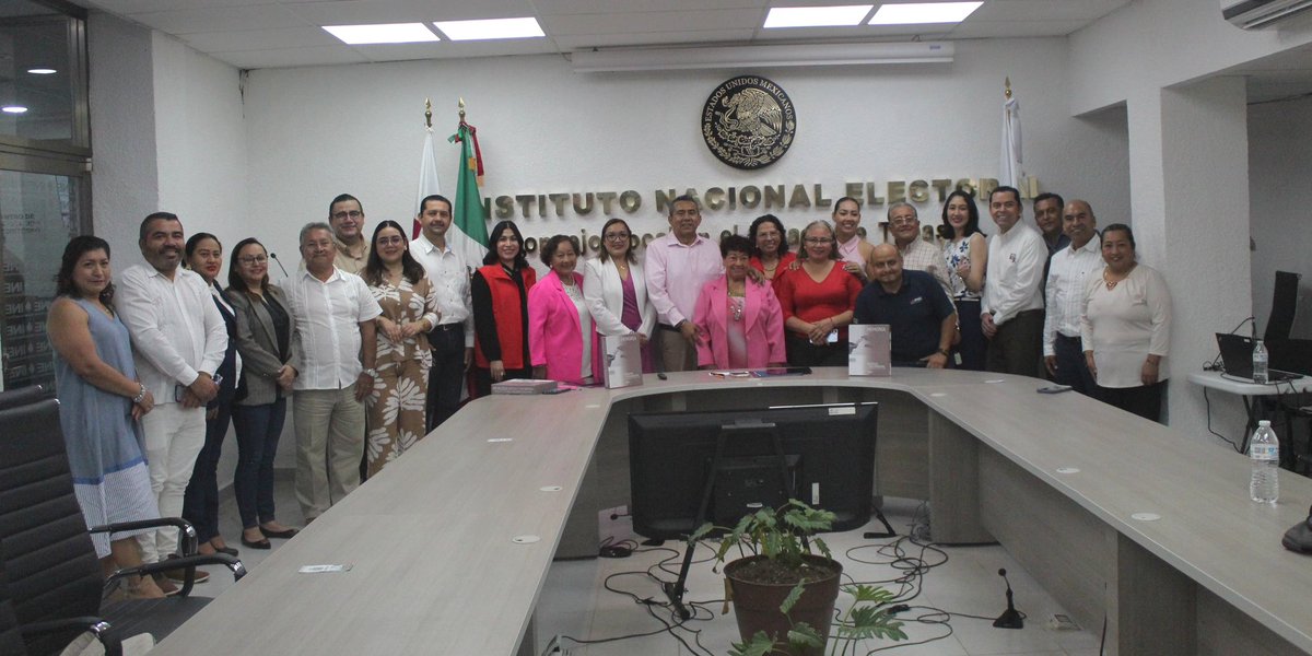 Montano_Ventura's tweet photo. 🧵 3/3 | Un legado para el futuro.

Esta memoria inmortaliza momentos históricos, como la elección de la primera presidenta de México. Siempre lo digo: "El INE es el coordinador, pero la ciudadanía es la dueña de la fiesta democrática". 💃🇲🇽

Con esta obra, el INE rinde cuentas y abre su alma al mostrar el "detrás de cámaras" de nuestra integridad electoral.

Los invito a consultar este archivo histórico para valorar el esfuerzo de miles de héroes sin capa que dan la cara por nuestro país. ¡La democracia es de todos! 📚✨

#VivamosLaDemocracia #HistoriaElectoral