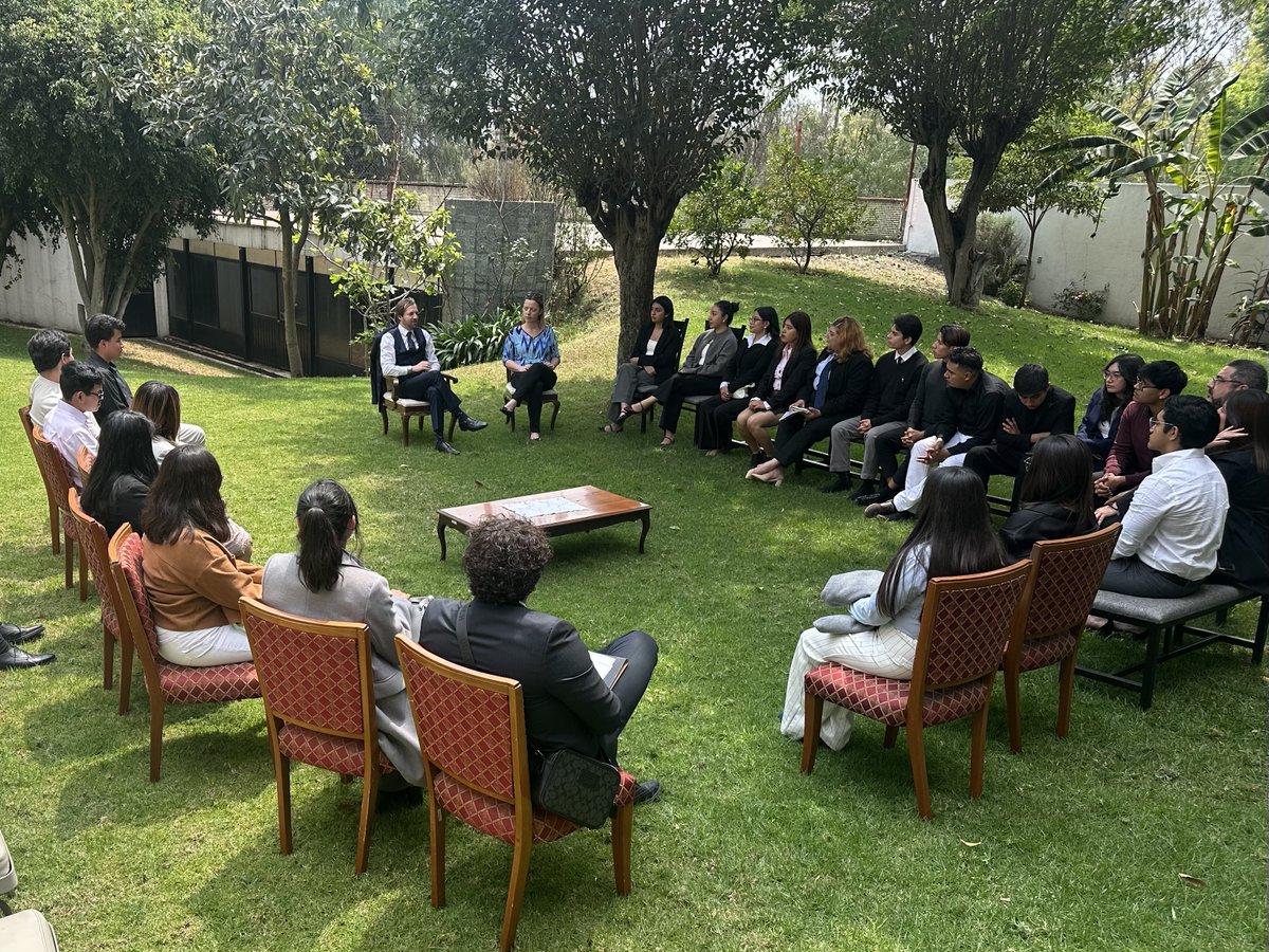 Recibimos nuevamente a un grupo de las y los estudiantes de la carrera de negocios internacionales del Instituto Politécnico Nacional de México. Hablamos sobre los lazos y la cooperación entre Serbia 🇷🇸 y México 🇲🇽, países amigos que este año celebran el aniversario 80 de las