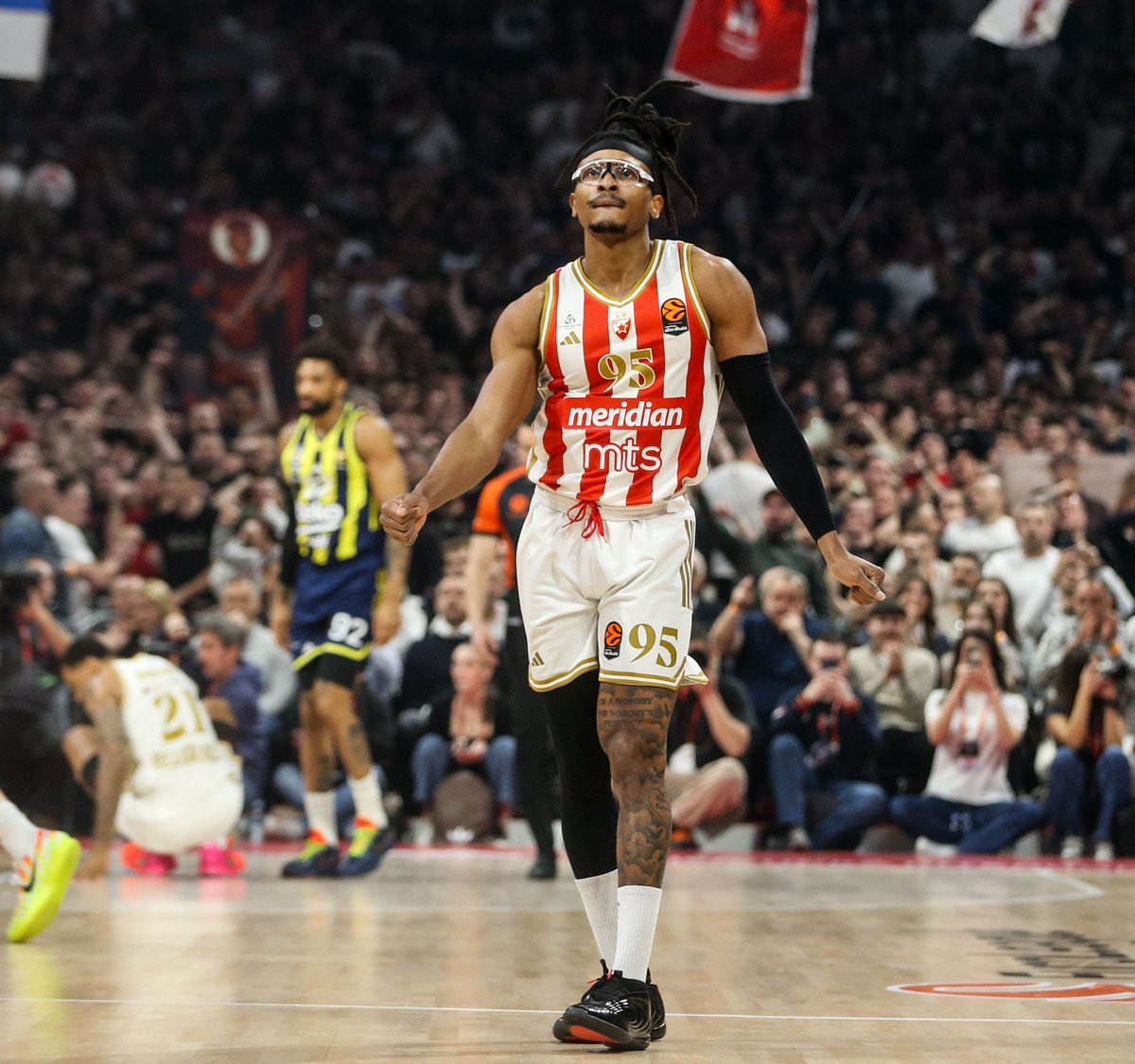 Eurohoopsnet's tweet photo. 🔴⚪ CRVENA ZVEZDA becomes the FIRST team to beat Fenerbahce after 19 games in all competitions 😮

😤 POWERFUL defense from Red Star that gave Fener a taste of their own medicine https://t.co/XX09fzohQg
