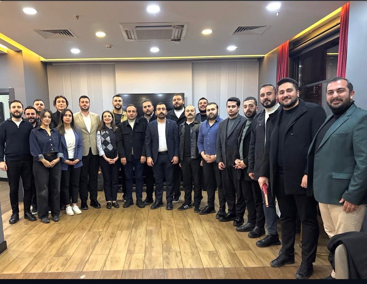 İl Başkanımız Erdem Kara, MYK üyelerimiz Mert Arslan ve Emre Kılıç, il Başkan Yardımcılarımız ve Birinci Bölge Gençlik Kolları Başkanlarımızın katılımıyla düzenlenen iftar ve toplantı programına katıldık.
Ataşehir Gençlik Kollarına ev sahipliği için teşekkür ederiz.
