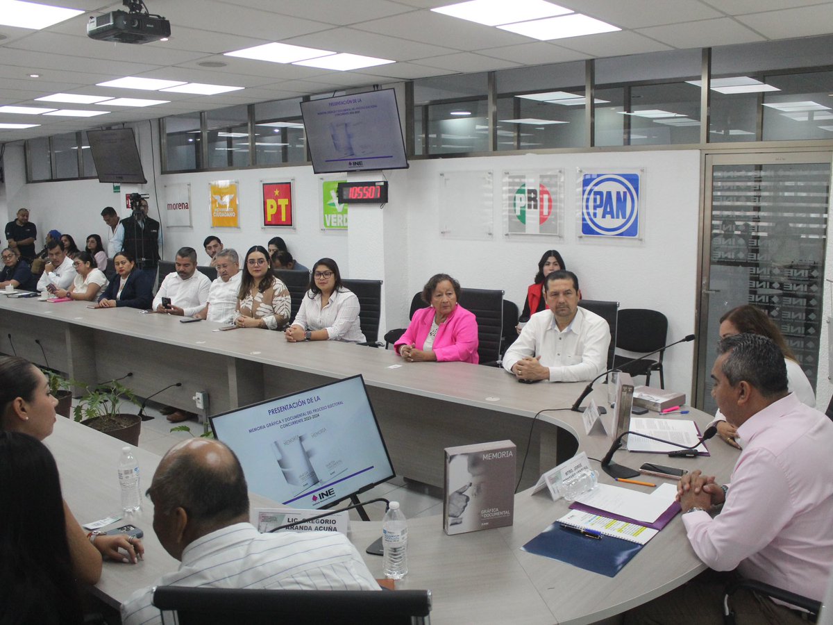 Montano_Ventura's tweet photo. 🧵 1/3 | El corazón de nuestra democracia.

En Villahermosa, junto a la Dra. Diana Elena Magaña Madrigal, presentamos la Memoria Gráfica y Documental del Proceso Electoral Concurrente 2023-2024. 

Más que un registro de datos, es el testimonio vivo de que la democracia mexicana se escribe con tinta ciudadana y se fotografía con la esperanza de un país. 📸✨

En sus páginas, la ciudadanía brilla como el eje central. Mi profundo agradecimiento a quienes integraron las mesas directivas, a las y los observadores electorales, y a cada votante. Ustedes son los verdaderos protagonistas de esta historia. 🗳️❤️

#INE #DemocraciaMexicana #MemoriaElectoral2024