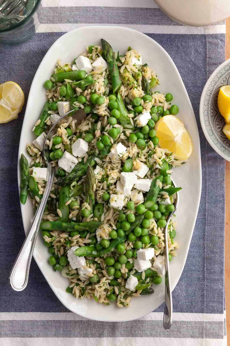 gourmandeinthek's tweet image. Bright, fresh, and lemony! 🍋🌿 This lemon orzo salad with asparagus, peas, and feta is perfect for spring picnics, summer lunches, or easy meal prep.  
gourmandeinthekitchen.com/orzo-salad/

#LemonOrzoSalad #OrzoSalad #HealthyRecipes