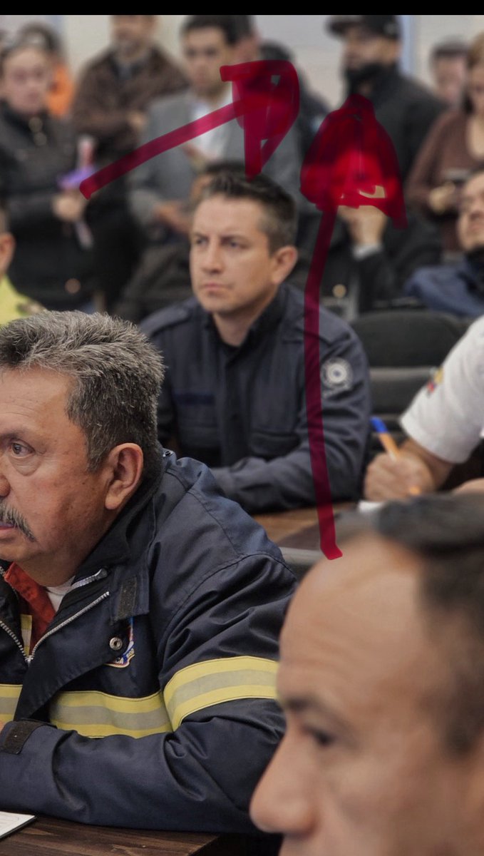 🚨🚨Lloret y Zamora suben una foto en el COE cantonal de Cuenca, y quien aparece atrás es MARLON TORRES!! Señores por favor un GDO en un comité de seguridad ? 🐺 <a href="/jasmel_1/">Periodismo Sin Mordaza</a> <a href="/WRadioEc/">W Radio Ec</a> <a href="/CTwitteado/">C𝕏Post</a> <a href="/CuencaPrimero/">CuencaPrimero</a> <a href="/CuencaCuento/">Cuenca Cuentos</a>