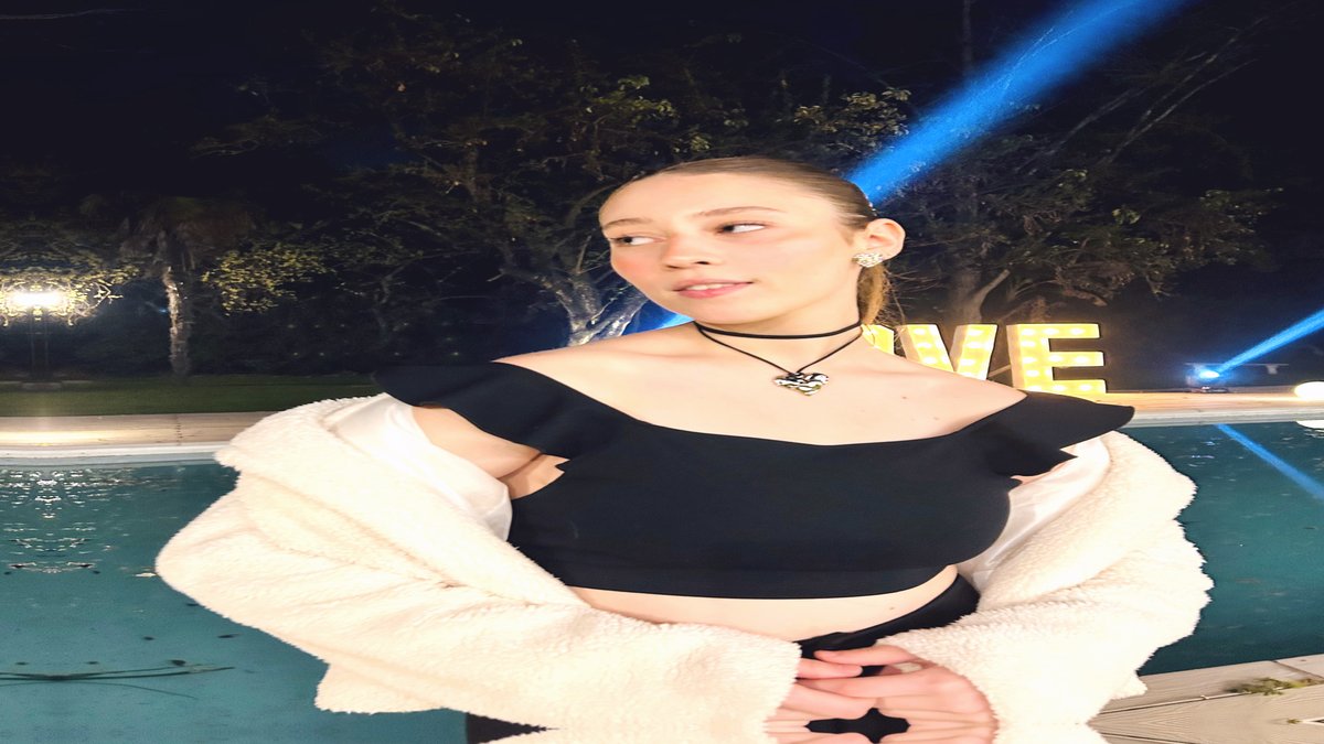 LChupka2031's tweet image. Moonlit splash before the city calls 🌙💧 #NightMoves #PoolsideChillin #23AndFree