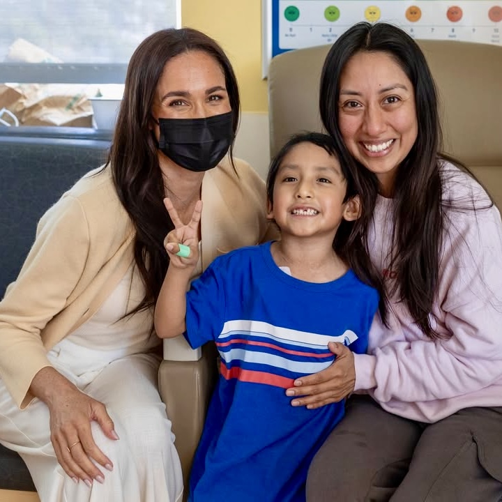 HelloCanada's tweet photo. Meghan, Duchess of Sussex, paid a surprise visit to Children’s Hospital Los Angeles, where she spent time painting and colouring with young patients in the hospital’s Creative Oasis 🎨 The royal mom of two joined the children for the creative session as part of the hospital’s Make March Matter campaign, which raises funds for lifesaving care, research and innovation. 💛

#meghanmarkle #makemarchmatter

📸: childrensla