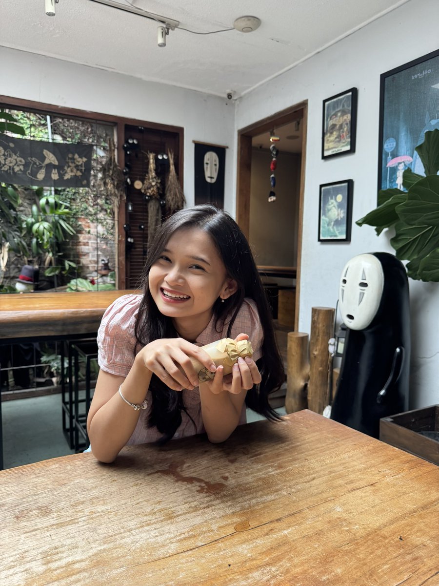 anzarra's tweet image. pas #sundate di kafe tadi, nunggu pesenan tp pas adzan masih antri. untung ayang sempet pesen kopi botolan yg ready, jadi bisa buka tepat waktu. ya ngga semua lgsg diteguk, sedikit aja buat berbuka dg yg manis. kan ayang juga udah manis, hihi... 😅😘☕️