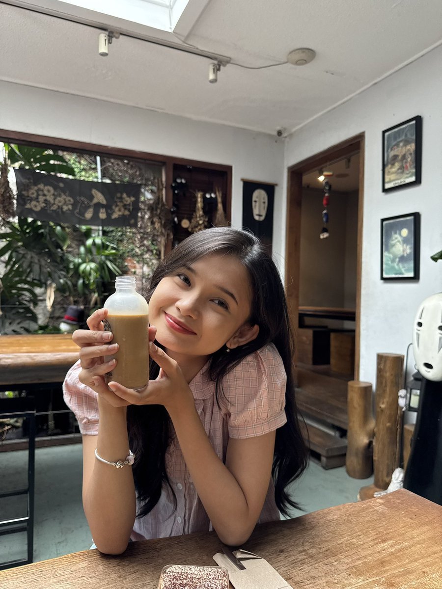 anzarra's tweet image. pas #sundate di kafe tadi, nunggu pesenan tp pas adzan masih antri. untung ayang sempet pesen kopi botolan yg ready, jadi bisa buka tepat waktu. ya ngga semua lgsg diteguk, sedikit aja buat berbuka dg yg manis. kan ayang juga udah manis, hihi... 😅😘☕️