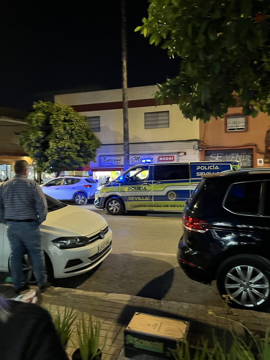josecarlos10mg's tweet photo. Así nos hemos encontrado Ingeniero La Cierva a la hora de la patrulla vecinal en Su Eminencia. Limpia y sin un solo “vendedor” a causa de una presencia policial espectacular.

Esta es la forma que tiene de trabajar el @Ayto_Sevilla . Continuaremos entonces. https://t.co/cbX1kDizWS