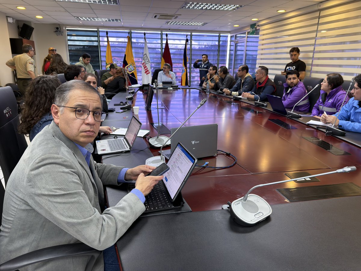 📍#Cuenca | En cumplimiento a la Declaratoria de Emergencia Nacional causada por la temporada invernal se instala el Puesto de Mando Unificado (PMU) en la Sala de Crisis del #ECU911Austro, encabezado por <a href="/goberazuay/">Gobernación del Azuay</a>. 

Hugo Pérez Sánchez, Coordinador Zonal 6 del SIS <a href="/ECU911_/">ECU 911</a>,
