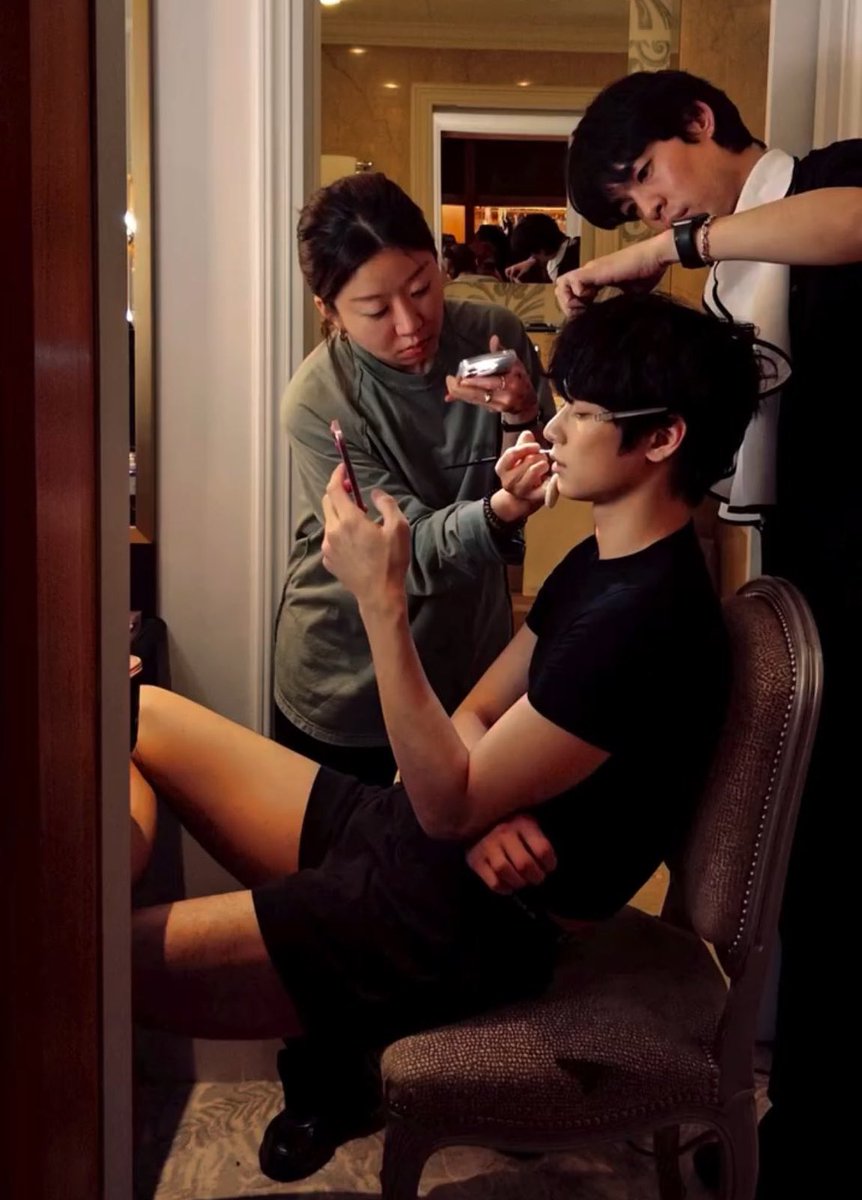 kittenzuyo's tweet photo. getting makeup done in his boxers okay whore https://t.co/Yje6JOdE2c