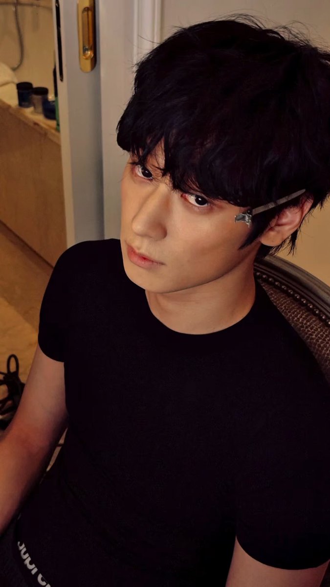 kittenzuyo's tweet photo. getting makeup done in his boxers okay whore https://t.co/Yje6JOdE2c