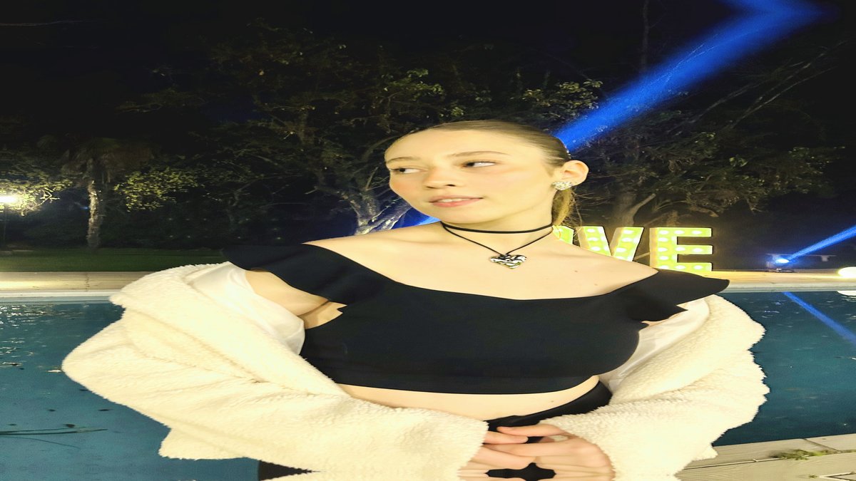 LasandraTh60094's tweet image. Snuck in a moonlit splash before I trade the swimsuit for heels 🌒💦 #poolchronicles #NightOwls #cityrun