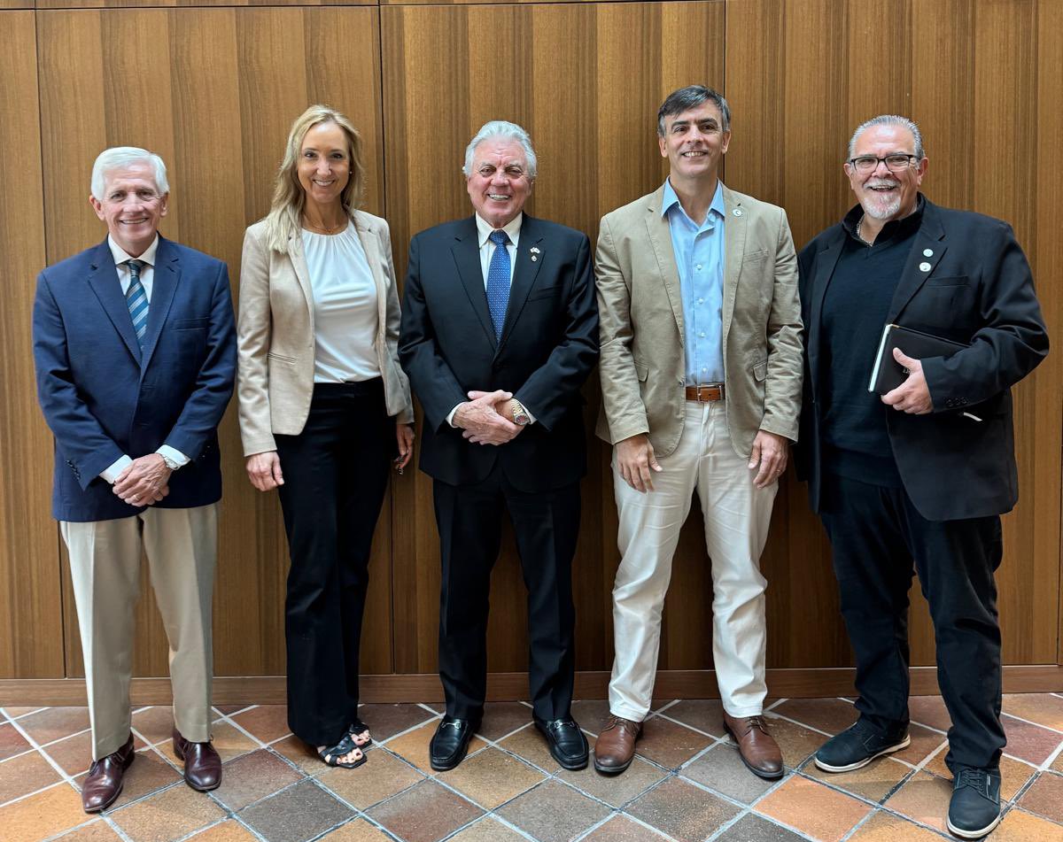 CCE_Uruguay's tweet photo. Autoridades de la #CCE mantuvieron un encuentro con el embajador de Estados Unidos en Uruguay, Lou Rinaldi, para intercambiar visiones sobre las relaciones económicas entre ambos países. 🇺🇾🇺🇸 https://t.co/6vdzsZCz8e