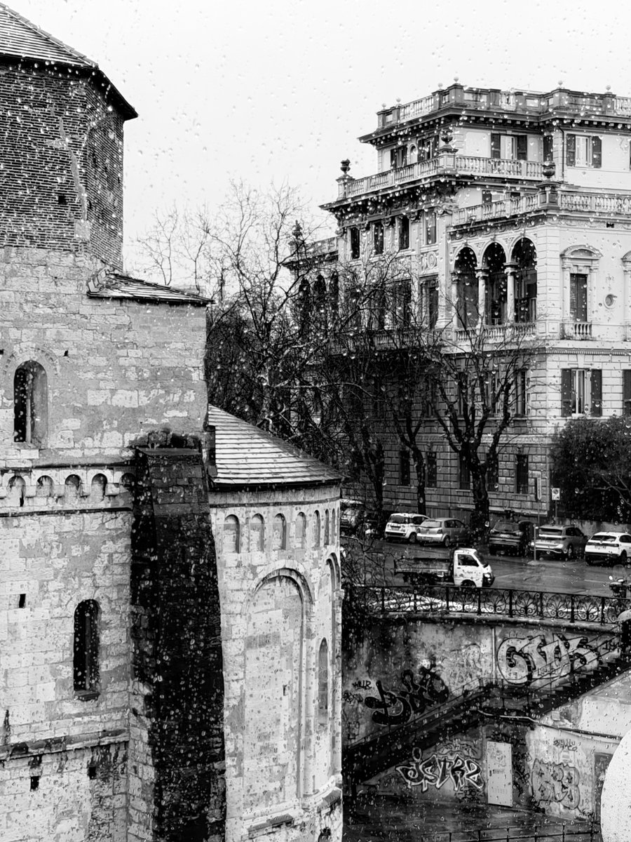 Alonein43672278's tweet image. #photography #blackandwhite #window #raindrops #view