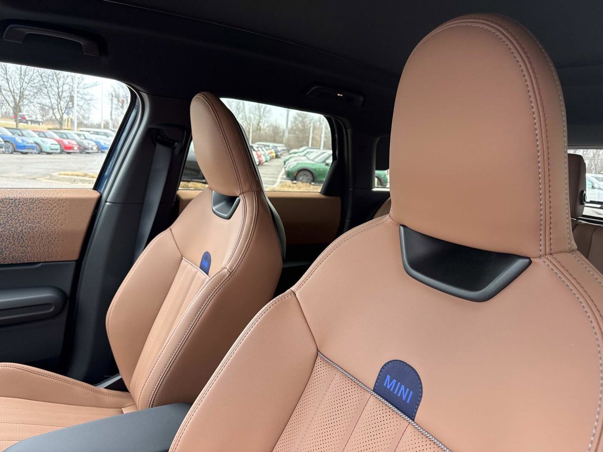 MINIofGlencoe's tweet image. All the fun, none of the fuel stops. Meet the 2026 MINI Countryman SE ALL4 Iconic — all-electric, AWD, and ready for Chicago streets. Call 888-718-6135 &amp;amp; learn more: bit.ly/3ODTf95

 🚗⚡ Stock No. G26145 #MINICountryman #ElectricMINI #MINIUSA #ChicagoEV #GlencoeIL