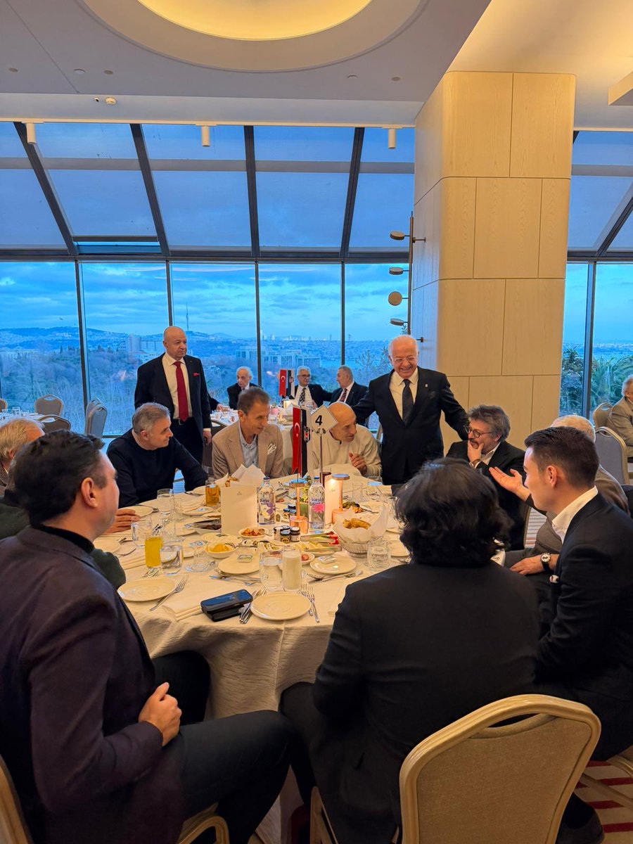 affanbaskan's tweet photo. Ramazan ayının bereketini, Beşiktaş camiamızın kıymetli büyükleri ve dostlarıyla aynı sofrada paylaşmanın mutluluğunu yaşadık.

İftar davetimize katılarak bu buluşmayı anlamlı kılan tüm misafirlerimize içten teşekkür ediyorum.

Beşiktaş yalnızca bir spor kulübü değil; köklü değerleri, dayanışma kültürü ve ortak aklıyla büyük bir camiadır. Bu tür buluşmalar, sadece bir sofrayı değil; aynı zamanda fikirleri, tecrübeyi ve geleceğe dair sorumluluğu da paylaşmamıza vesile oluyor.

Ramazan ayının; kalplerimizi yakınlaştırmasını, birlik ve beraberliğimizi daha da güçlendirmesini diliyorum.

Beşiktaş’ın büyüklüğüne yakışır şekilde bir araya gelmeye, konuşmaya ve birlikte yol almaya devam edeceğiz.
