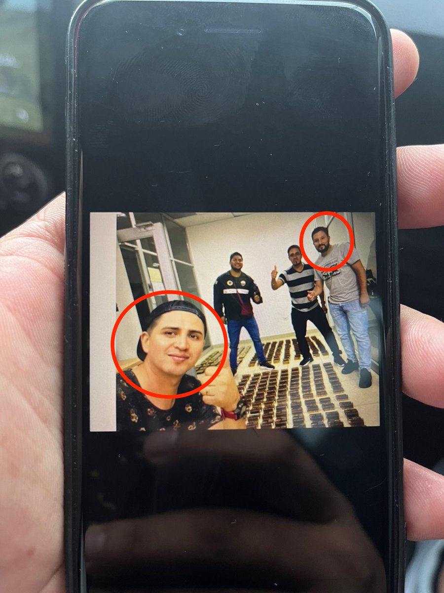 Son policías enviando una selfie al narco Carlos Kada como muestra de lealtad. Siguen sirviendo a la Policía Nacional, en la Unidad de Investigaciones Trasnacionales. 
A la izquierda, el mayor Christian Naula.  
A la derecha, el teniente Paúl Aguilar.