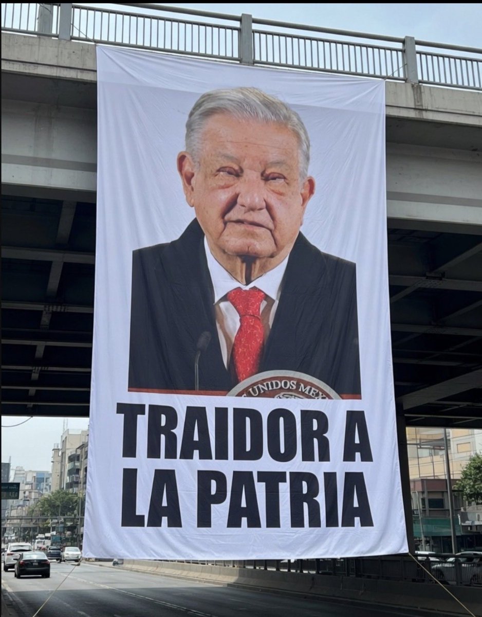 Después de ver q AMLO 
Acabó siendo un 
TRAIDOR A LA PATRIA
Tú estarías de acuerdo q una manta👇estuviera colgada en algún puente de tu 
Colonia 
Municipio 
Estado 
O en cada rincón de México 
Please Rt si estás de acuerdo