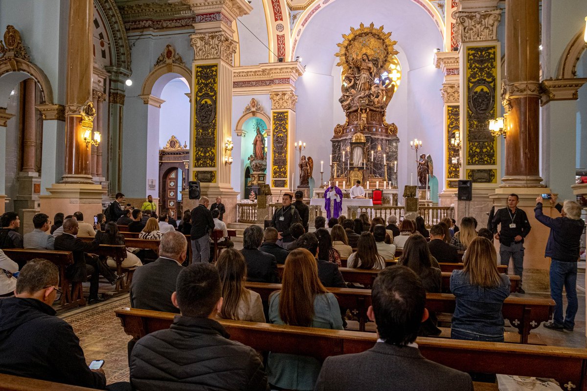 Asistimos a una misa de acción de gracias en la Basílica del Sagrado Corazón de Jesús del Voto Nacional. Este templo se construyó al final de la Guerra de los Mil Días para orar por la reconciliación de Colombia.