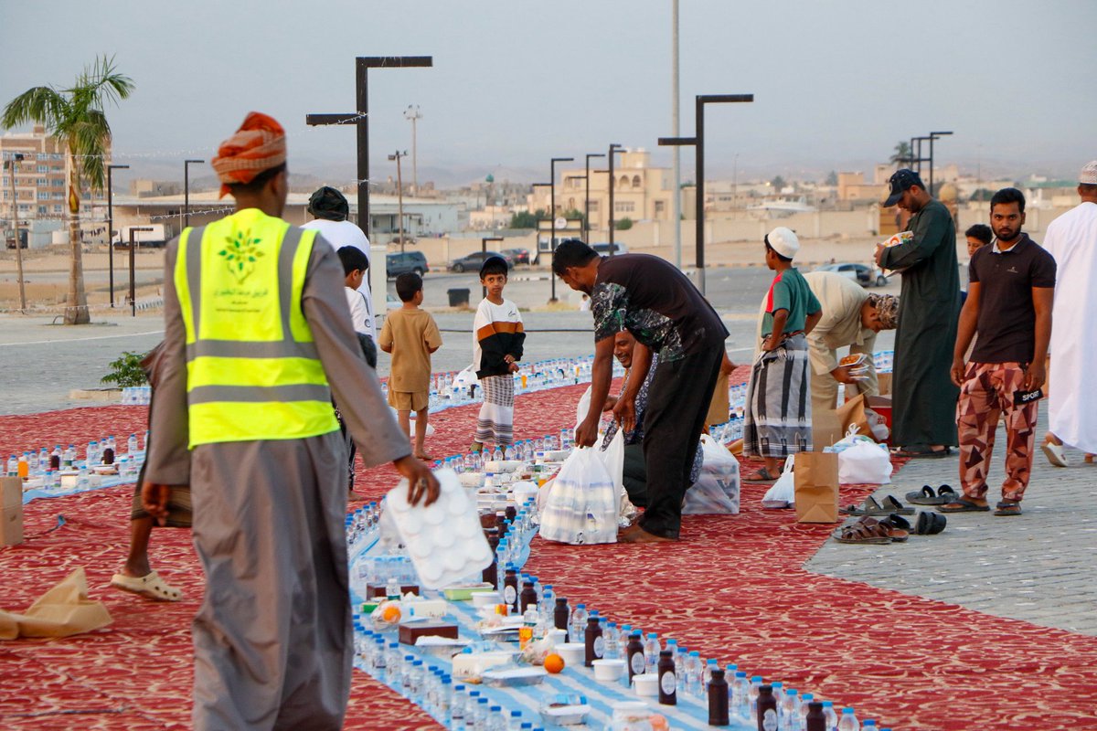 Mirbatcharity's tweet photo. إفطار الصائم الجماعي في ولاية مرباط، في آخر جمعة من شهر رمضان المبارك.
لحظات إيمانية جميلة تجمع أهالي الولاية على مائدة واحدة، في صورة تجسد روح التآلف والتراحم والتكافل بين أفراد المجتمع.
نسأل الله أن يتقبل من الجميع الصيام والقيام وصالح الأعمال. https://t.co/14jCSLlVht