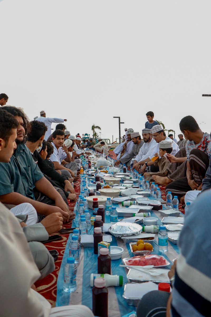 Mirbatcharity's tweet photo. إفطار الصائم الجماعي في ولاية مرباط، في آخر جمعة من شهر رمضان المبارك.
لحظات إيمانية جميلة تجمع أهالي الولاية على مائدة واحدة، في صورة تجسد روح التآلف والتراحم والتكافل بين أفراد المجتمع.
نسأل الله أن يتقبل من الجميع الصيام والقيام وصالح الأعمال. https://t.co/14jCSLlVht